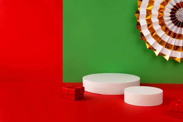Pódium Papírovým Ventilátorem Červeném Zeleném Kreativním Pozadí Šablona Pro Zobrazení — Stock fotografie