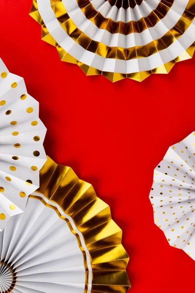 Abanicos Papel Blanco Dorado Sobre Fondo Rojo Fiesta Decoraciones Telón — Foto de Stock