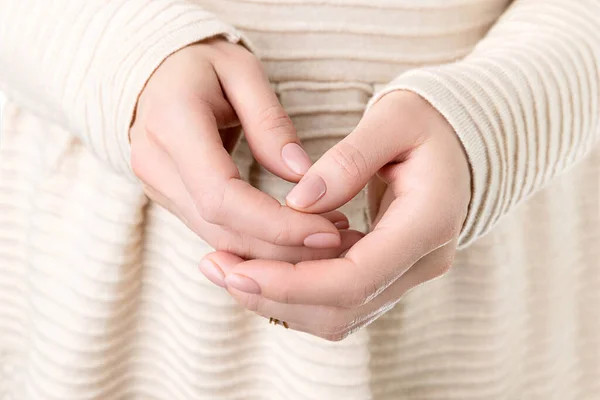 Donna con le mani curate con disegno chiodo rosa beige nudo in abito — Foto Stock