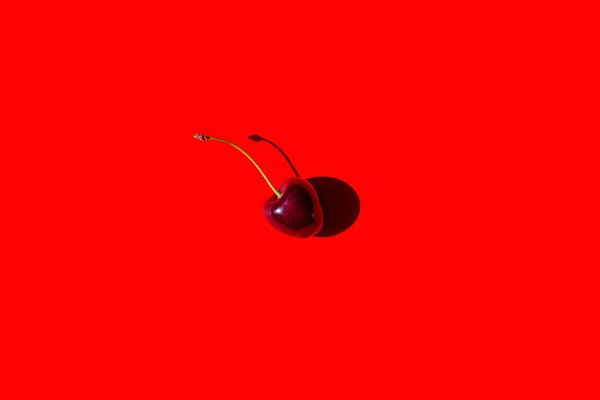 Třešňové Bobule Červeném Pozadí Slunečním Světle Rozvržení Letního Jídla — Stock fotografie