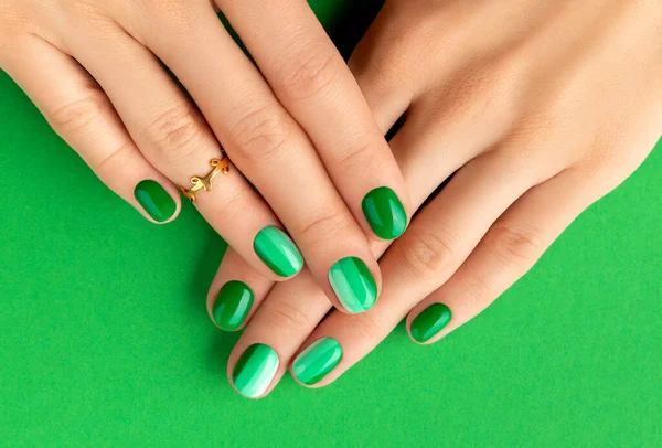 美丽整洁的女人的手与春天夏天的指甲设计绿色背景 修指甲 修脚美容院概念 — 图库照片