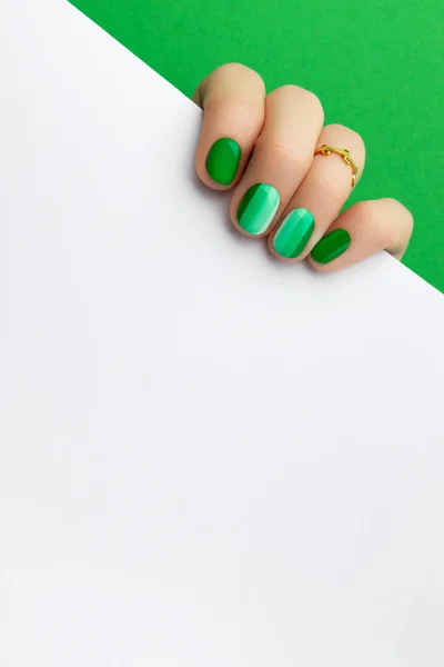 Mani Delle Donne Con Manicure Verde Alla Moda Con Cartolina — Foto Stock