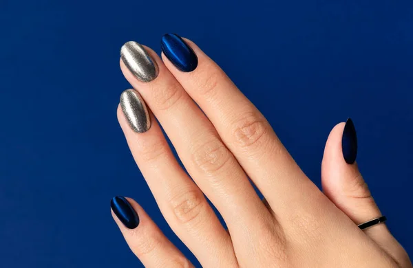 Mão Das Mulheres Com Brilho Manicure Moda Sobre Fundo Azul — Fotografia de Stock