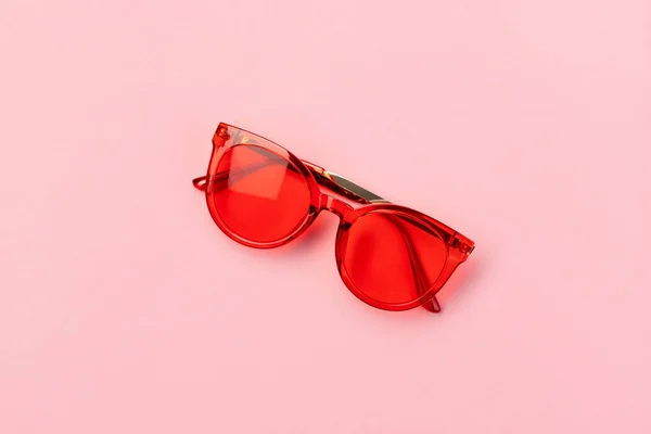 Flat lay top view red fashionable sunglasses on pink background — Stock Photo, Image