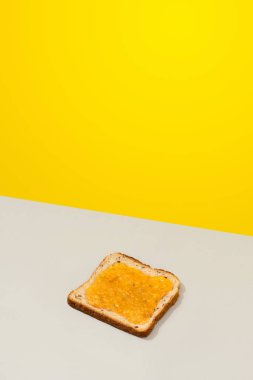 Gri arka planda limon reçelli lezzetli tost.