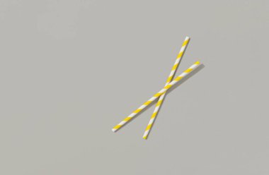 Gri arkaplanda iki sarı kamış