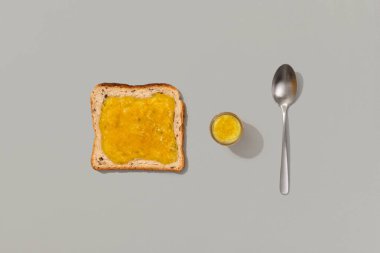 Gri arka planda limon reçelli tost