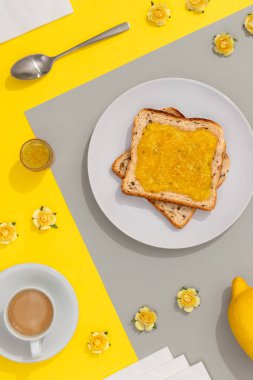 Gri arka planda limon reçelli lezzetli tost.