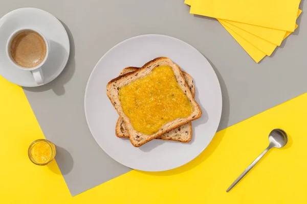 Läckra rostat bröd med citronsylt på grå bakgrund — Stockfoto