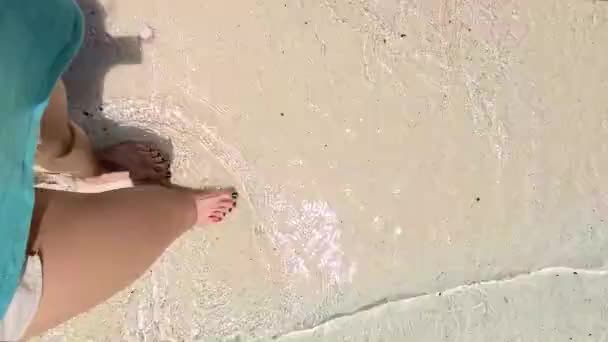 Jambes de femmes avec design d'ongles vert à la mode marchant sur la plage — Video