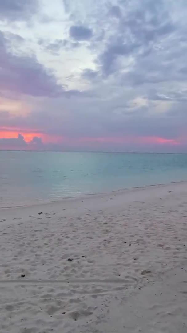 Panoramatický výhled na západ slunce do oceánu. Koncept letního cestování. — Stock video