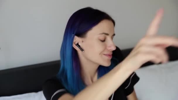 Fiatal felnőtt hipster nők vezeték nélküli fejhallgató a hálószobában élvezze a zenét — Stock videók