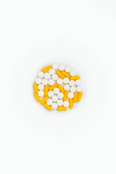 Bunte medizinische Pillen auf blauem Hintergrund. Draufsicht flach gelegt — Stockfoto