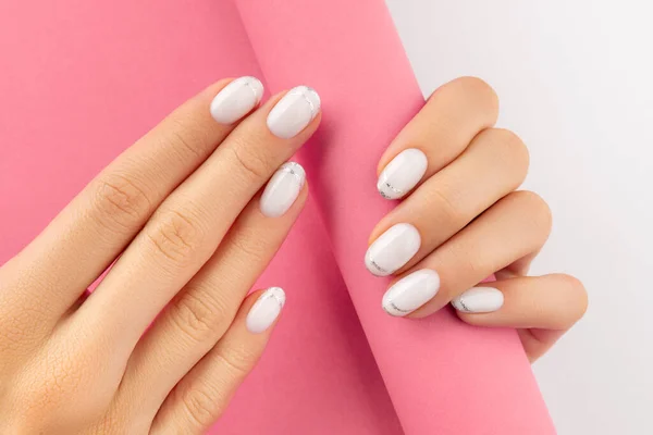 Kobiece ręce z modnym białym francuskim manicure — Zdjęcie stockowe