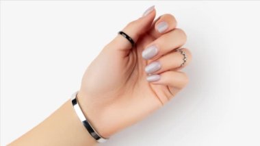 Kadınların elleri manikür yaptırmadan önce ve sonra.