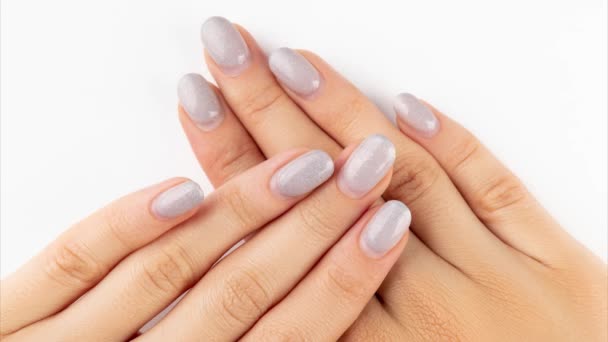 Mãos femininas antes e depois do procedimento de correção de manicure — Vídeo de Stock