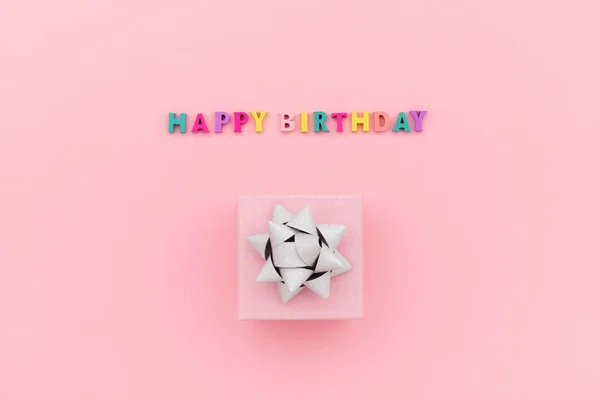 Joyeux anniversaire inscription de lettres colorées en bois avec boîte cadeau — Photo