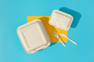 Beslenme çantaları ve çatal bıçak takımı renkli masada. Düz konum yiyecek teslimatı