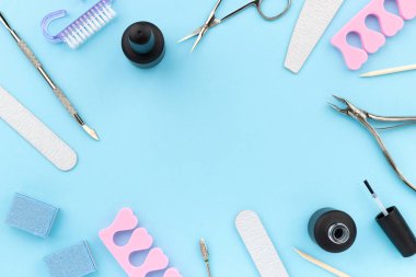 Mavi arka planda manikür ve pedikür için kozmetik araçları seti