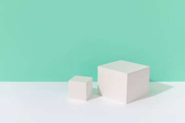 Soyut arkaplan, turkuazda ürün gösterimi için podyumla modellenir.