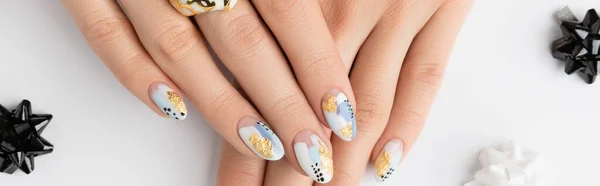 Unga vuxna kvinnor händer med fashionabla naglar på vit bakgrund. Manikyr, pedikyr skönhetssalong koncept. — Stockfoto