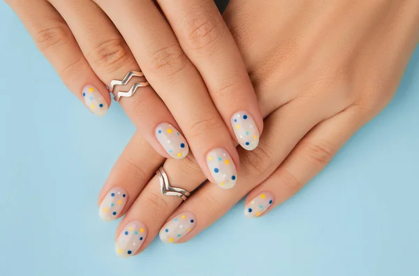 Vrouwen handen met trendy polka dot zomer manicure — Stockfoto