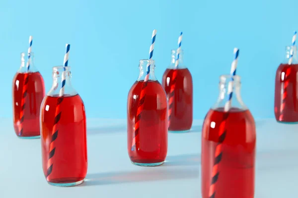 Conjunto de coquetéis de soco de cranberrie gelado de verão em garrafas no fundo azul — Fotografia de Stock