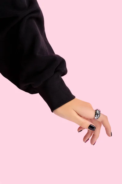 Bela mão de mulheres tratadas com manicure na moda em fundo rosa — Fotografia de Stock