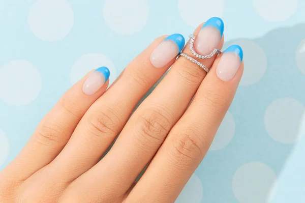 Belas mulheres mãos design de unhas de verão na moda no fundo azul — Fotografia de Stock