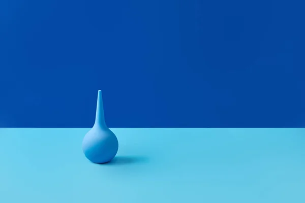 Modrá gumová klystýr na stole s kopírovacím prostorem. Koncepce lékařské léčby — Stock fotografie