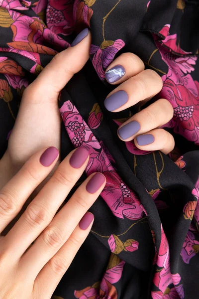 Hermosa mano de mujer con tela de manicura mate púrpura — Foto de Stock