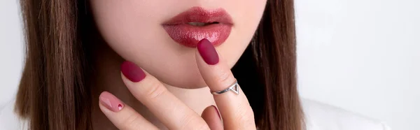 Mulher bonita com uma manicure rosa em estilo mínimo com jóias — Fotografia de Stock