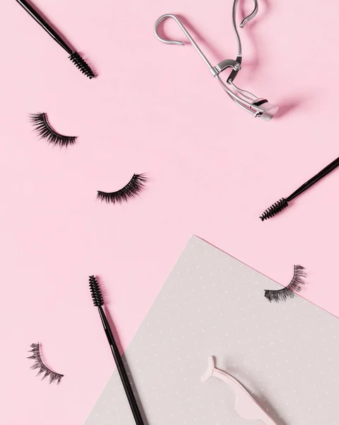 Креативная компоновка с макияжем на розовом фоне — стоковое фото