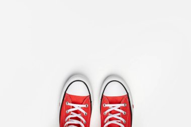 Beyaz zemin üzerinde yaz ayakkabıları olan şablon