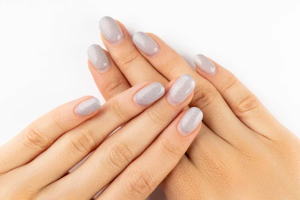 Vrouwen handen met volwassen manicure op witte achtergrond met kopieerruimte — Stockfoto