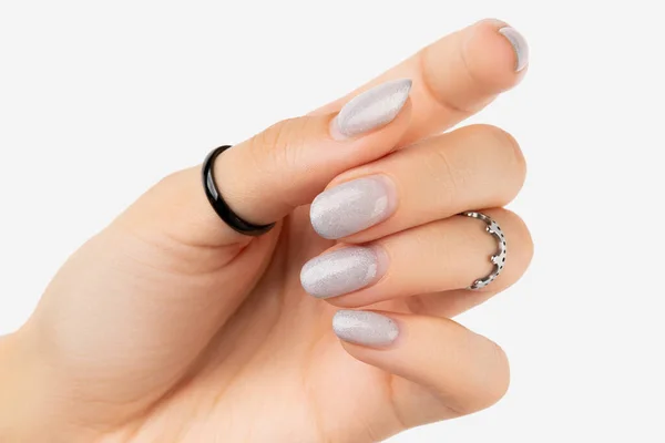 Vrouwen hand met volwassen manicure op witte achtergrond met kopieerruimte — Stockfoto