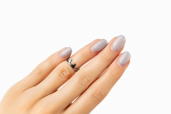 Vrouwen hand met volwassen manicure op witte achtergrond met kopieerruimte — Stockfoto