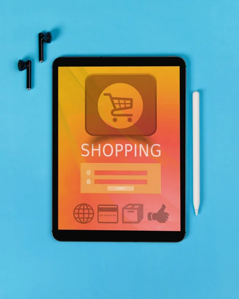 Digitální tablet s on-line obchod na obrazovce na modrém pozadí — Stock fotografie
