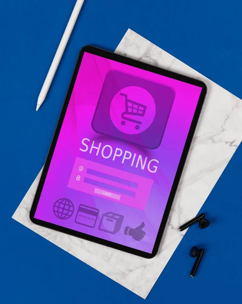 Digitální tablet s on-line obchod na obrazovce na modrém pozadí — Stock fotografie