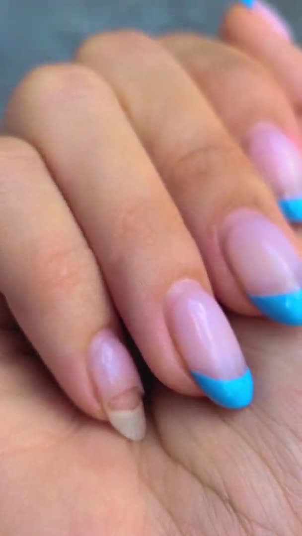 Vertical video with womans hand with tgrow old manicure before correction — Vídeos de Stock