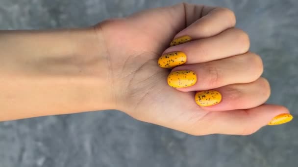 Pionowe wideo z kobiecymi dłońmi z modnym modnym, żółtym manicure — Wideo stockowe