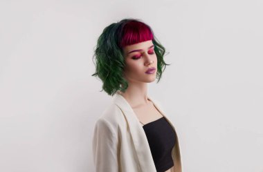 Mor yeşil renkli, profesyonel saçı olan güzel bir kadın. Parlak gözler ve dudak makyajı