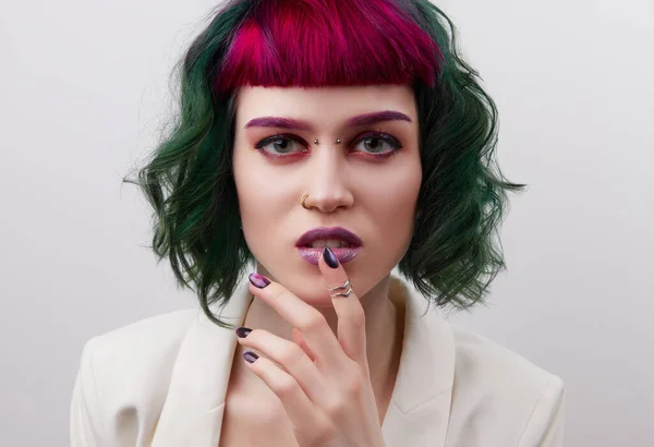 Hermosa mujer con el pelo de color verde púrpura profesional. Ojos brillantes y maquillaje de labios — Foto de Stock