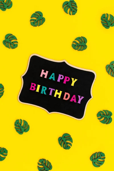 Happy Birthday Inschrift aus bunten Buchstaben auf Holztafel — Stockfoto