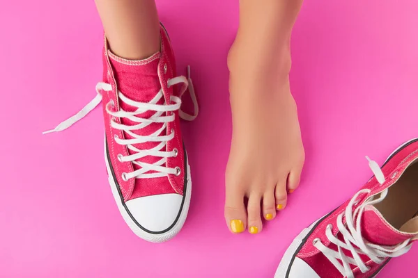 Nők láb tavaszi nyári köröm design rózsaszín háttér. Testkezelés — Stock Fotó