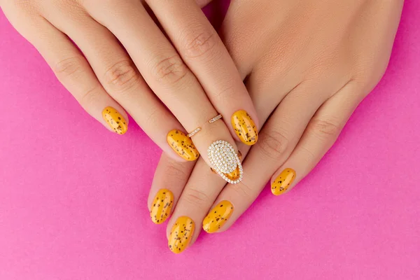 Femmes soignées avec un design d'ongles tendance sur fond rose — Photo