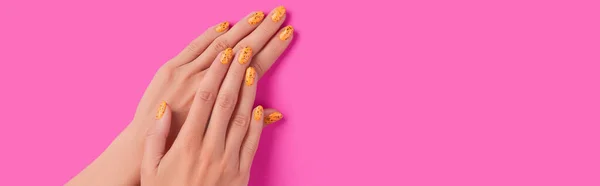 Manicuurde vrouwen handen met trendy nagel ontwerp op roze achtergrond — Stockfoto