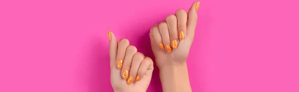 Mãos de mulheres cuidadas com design de unhas na moda em fundo rosa — Fotografia de Stock