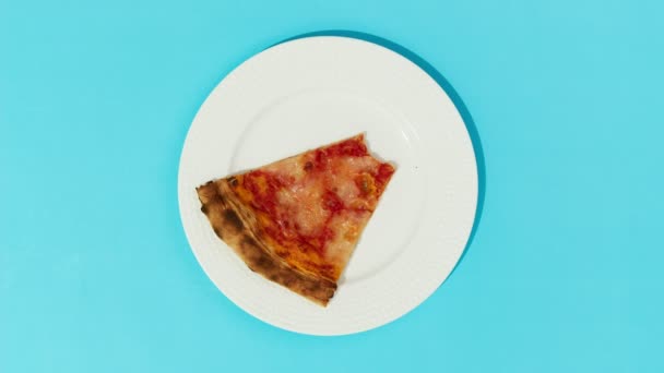 Flache Lageoberseite Pizza Cut auf Teller verschwindet auf blauem Tisch - Stop Motion — Stockvideo