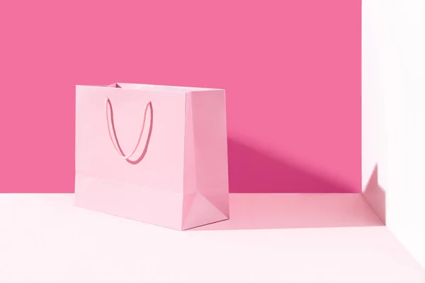 Paper shopping bag on pink background. Shopping sale delivery concept — Stock Photo, Image